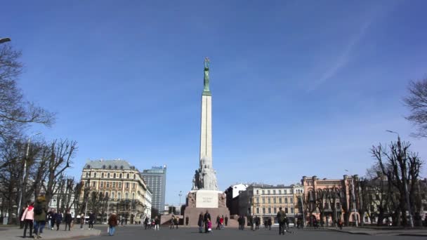 ヨーロッパ バルト諸国 ラトビアのリガ リガの中心部の広場での自由の記念碑 — ストック動画
