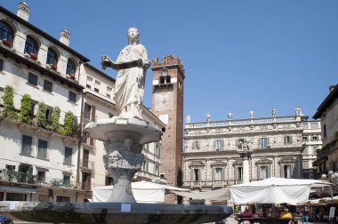 İtalya, Verona. Delle Erbe Square, Verona. Veronese Madonna'nın Çeşme alanının süsle. 