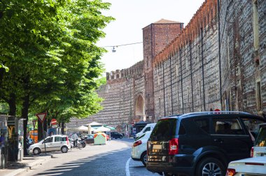  İtalya, Verona. Yapım aşamasında beri Roma İmparatorluğu ve 19. yüzyıl kadar sonları ile sur duvarları vardı