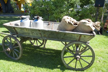 Köy. Süt ve patates ile çanta ve kutular ile sepeti