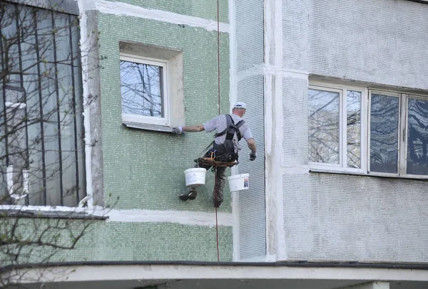 Bir tadilat bina yüksekliği bir görevli gerçekleştirir.