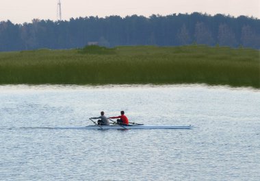 İki kürek üzerinde Nehri üzerinde sporcular yetiştirmek