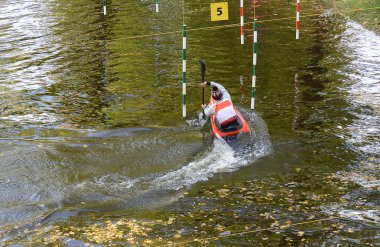  Ayak slalom yarışmaları. Atlet kapıdan geçiyor.. 