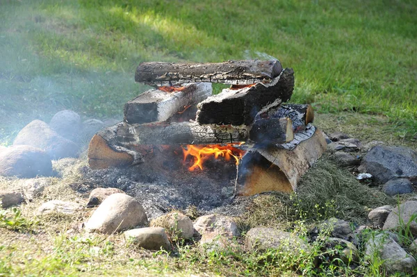 下午在户外用火和骨灰的篝火 免版税图库照片