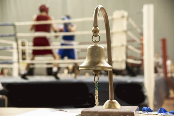 Kampfrichterklingel auf dem Hintergrund eines Boxkampfes — Stockfoto