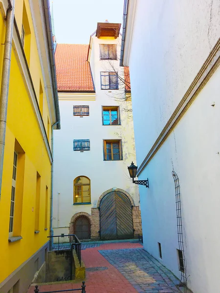 마당 그리고 헛간 건물 오래 된 리가에. — 스톡 사진