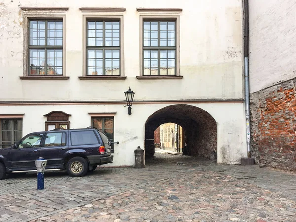 Passagen gården och kullerstensbelagda trottoaren i gamla Riga (horisontellt). — Stockfoto