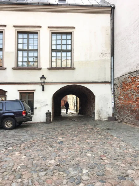 Patio de entrada con un arco y pavimento de adoquines en el viejo — Foto de Stock