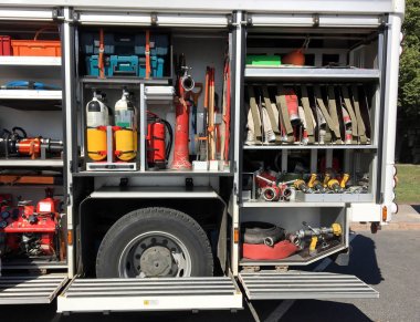 Yangın kamyonunun iç bölümünün içeriği ve donanımları