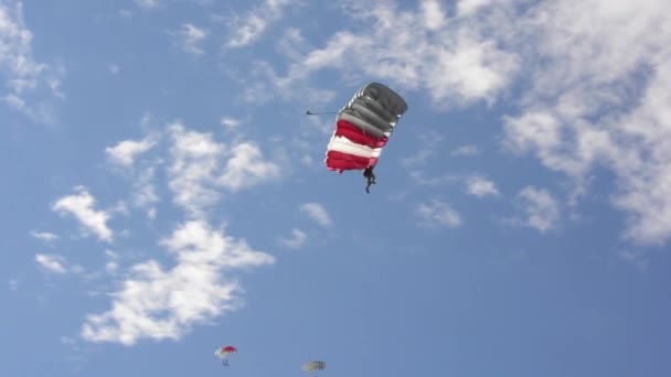 Vlucht Parachutist Een Prachtige Parachute Achtergrond Van Wolken — Stockvideo