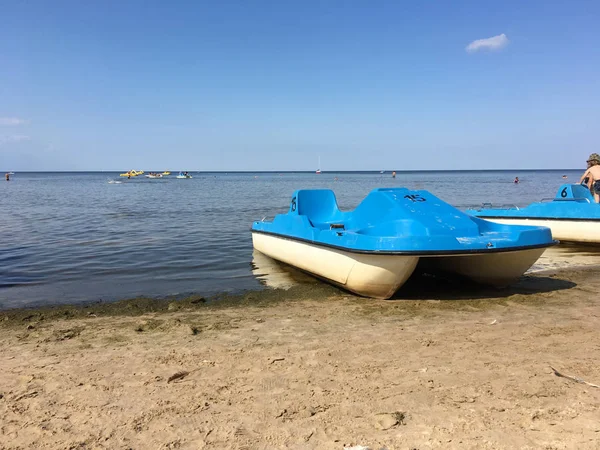 Bote de rescate en la orilla del Golfo de Riga del Mar Báltico — Foto de Stock