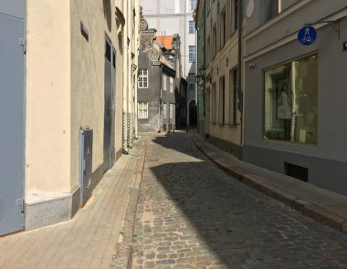 Riga, eski kasabada dar bir sokak.