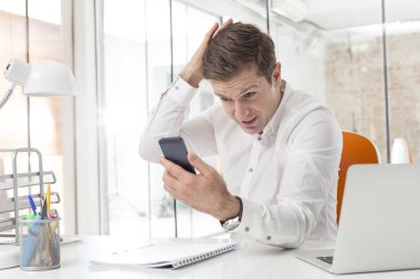 Kendini akıllı telefon ekranında Office bakarken damat işadamı
