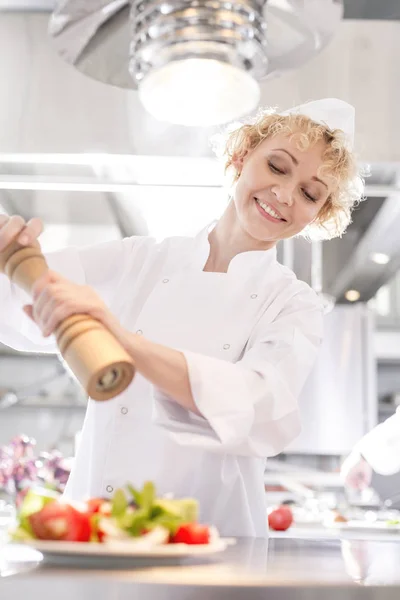 Chef Souriant Utilisant Moulin Poivre Sur Salade Dans Assiette Restaurant — Photo