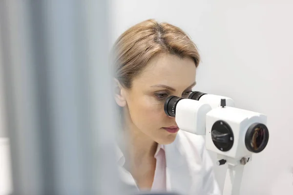 Donna Che Utilizza Macchinari Durante Prove Oculari Ospedale — Foto Stock