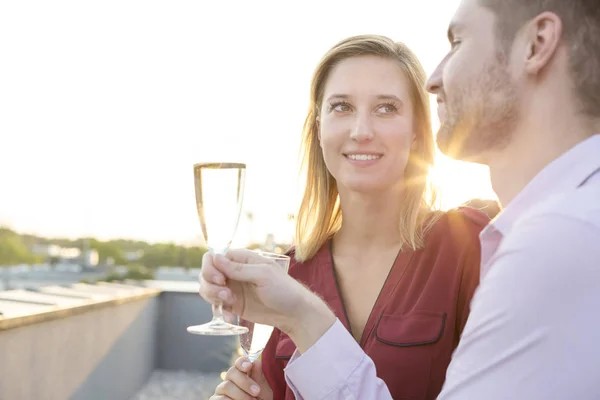Businessman Businesswoman Talking Holding Wineglasses Sunset — Stock Photo, Image