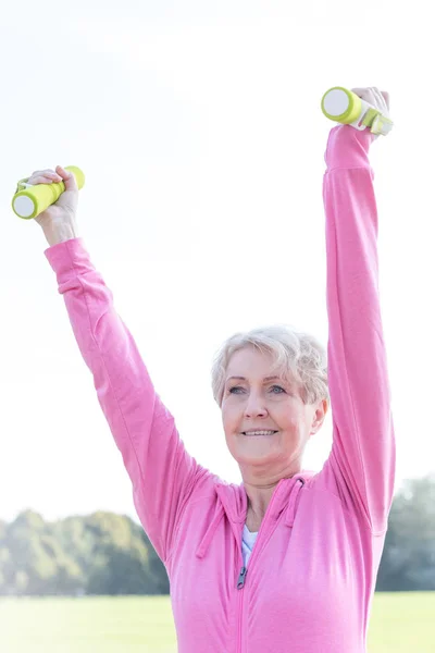 Actieve Senior Vrouw Die Lacht Tijdens Het Trainen Met Halters — Stockfoto