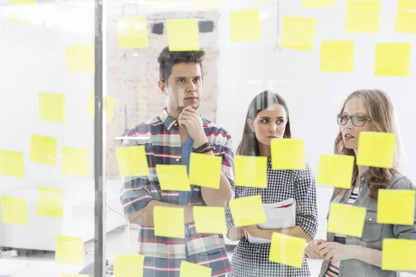 Creative Business Colleagues Discussing Strategies Adhesive Notes — Stock Photo, Image