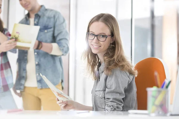 Porträt Einer Kreativen Geschäftsfrau Mit Foto Amt — Stockfoto