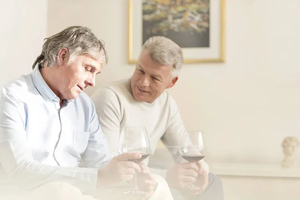 Hombres Maduros Sosteniendo Gafas Vino Mientras Hablan Casa — Foto de Stock