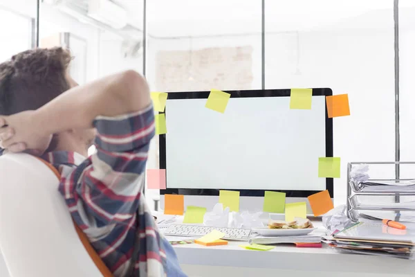 Affärsman Avkopplande Framför Dator Med Blank Skärm Office — Stockfoto