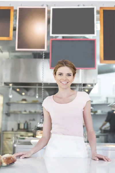 Porträt Einer Lächelnden Jungen Kellnerin Die Restaurant Tresen Steht — Stockfoto