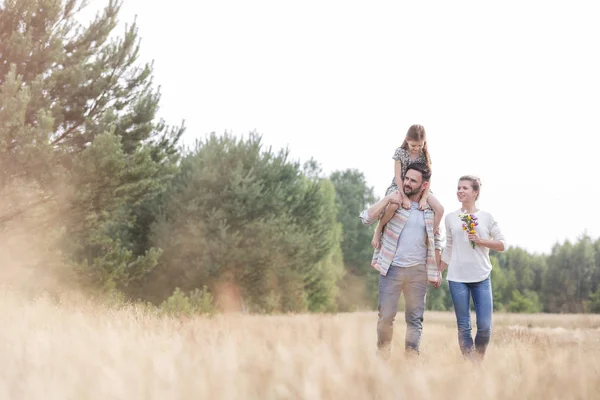Szczęśliwa Rodzina Chodzenie Boisku Gruntów Rolnych — Zdjęcie stockowe