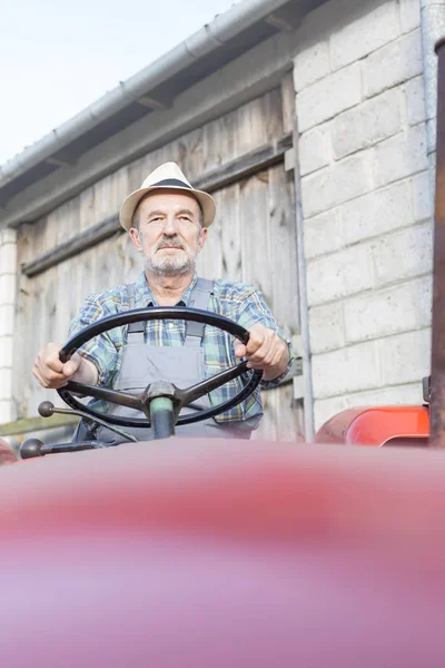 Granjero Mayor Conduciendo Tractor Contra Granero Granja —  Fotos de Stock