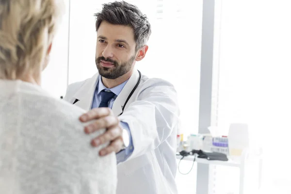 Mid Vuxen Läkare Tröstande Mogen Patient Sjukhus — Stockfoto