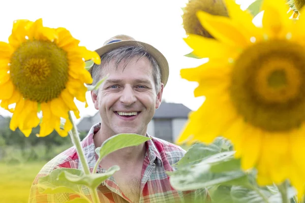 Portrait Agriculteur Souriant Ferme Tournesol — Photo