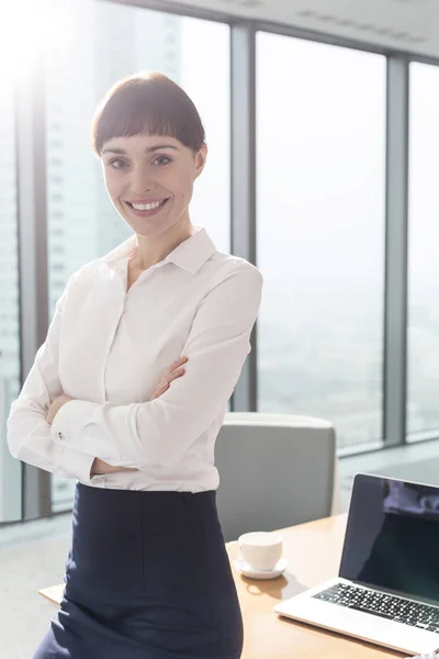 Portret Van Lachende Zakenvrouw Zittend Met Armen Gekruist Tafel Bestuursruimte — Stockfoto