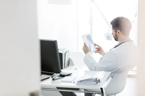 Doctor Checking Ray Digital Tablet Desk Hospital — Stock Photo, Image