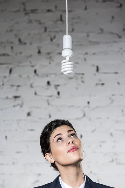 Giovane Donna Affari Premurosa Guardando Lampadina Alta Efficienza Energetica Appesa — Foto Stock