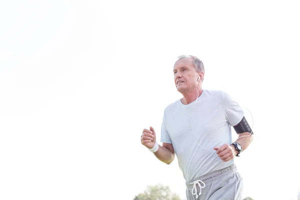 Dedicato Senior Man Jogging Contro Cielo — Foto Stock