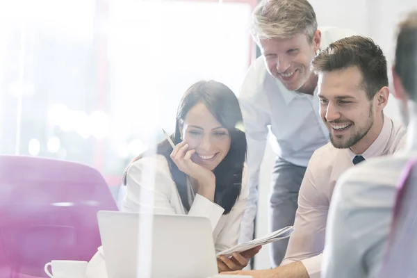 Leende Affärsmän Som Arbetar Laptop Styrelserummet Office — Stockfoto