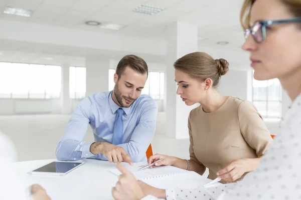 Junge Kollegen Diskutieren Bei Besprechung Neuem Büro Über Dokument Tisch — Stockfoto