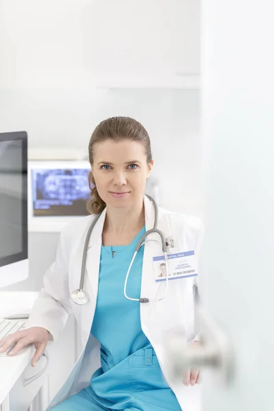 Portrait Médecin Confiant Assis Bureau Ordinateur Dans Une Clinique Dentaire — Photo