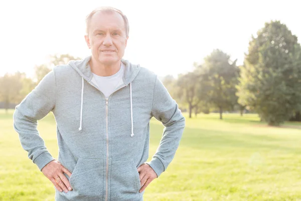 Aktiv Senior Man Som Stod Med Händerna Höfterna Park — Stockfoto