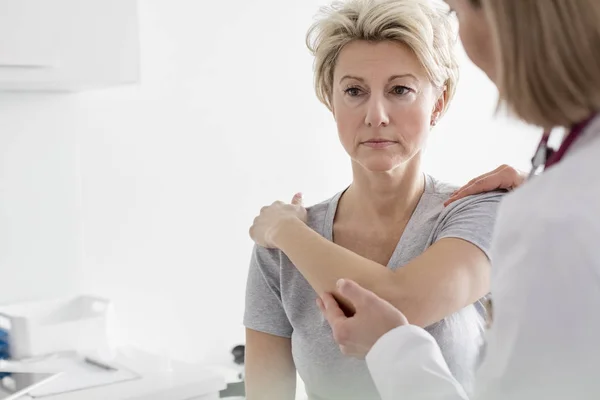 Arzt Unterstützt Reife Patientin Dabei Ihren Arm Krankenhaus Strecken — Stockfoto