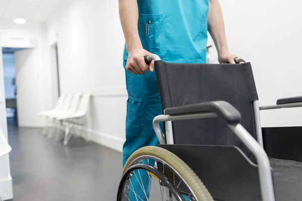 Krankenschwester Schubst Rollstuhl Krankenhausflur — Stockfoto