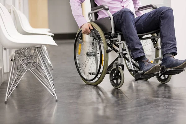 Mann Sitzt Rollstuhl Auf Krankenhausflur — Stockfoto