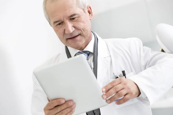 Docteur Lisant Rapport Médical Sur Tablette Numérique Clinique Dentaire — Photo