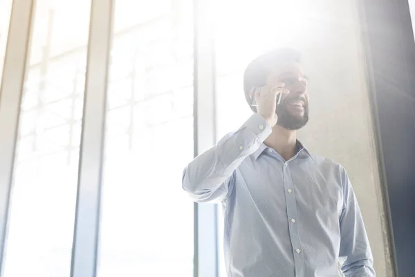 Hombre Negocios Sonriente Hablando Por Teléfono Móvil Oficina — Foto de Stock