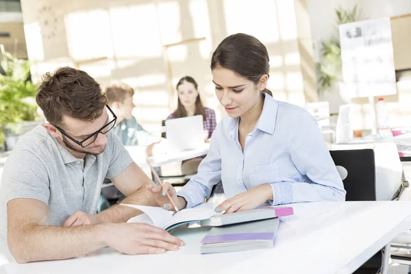 Vrienden Bespreken Boeken Aan Tafel Bibliotheek — Stockfoto