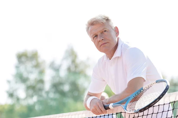 Net Açık Gökyüzü Karşı Yaslanmış Iken Tenis Raketi Tutan Düşünceli — Stok fotoğraf