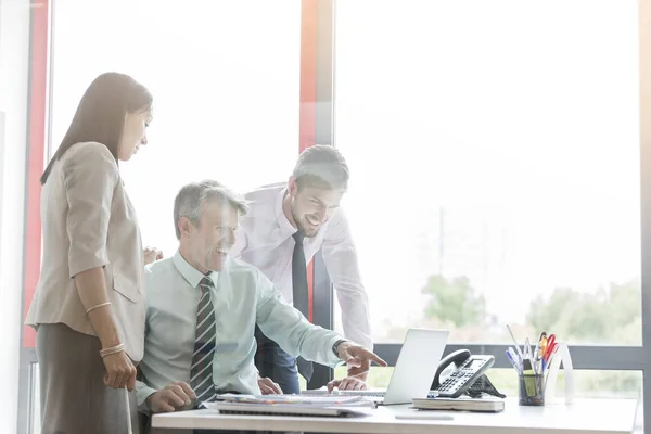 Gelukkig Zakenmensen Kijken Laptop Gezien Door Raam Office — Stockfoto