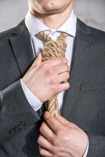 Midsection Homem Negócios Ajustando Laço Escritório — Fotografia de Stock