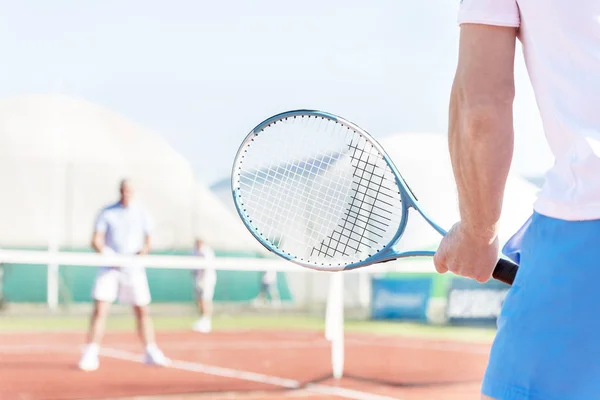 Midsection Mogen Man Håller Racketen Medan Spelar Med Vänner Tennisbanan — Stockfoto