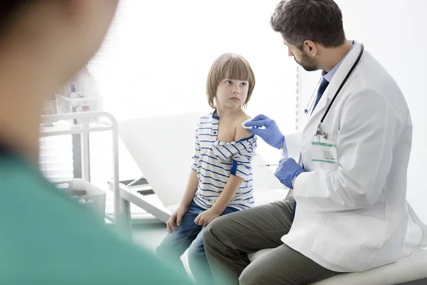 Kinderarts Vaccineren Weinig Patiënt Ziekenhuis — Stockfoto