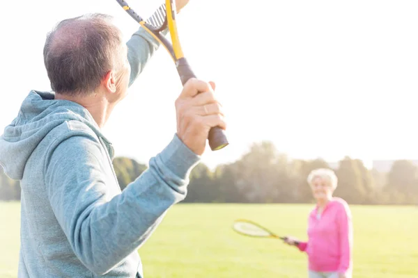 Homme Âgé Servant Badminton Dans Parc Par Une Journée Ensoleillée — Photo